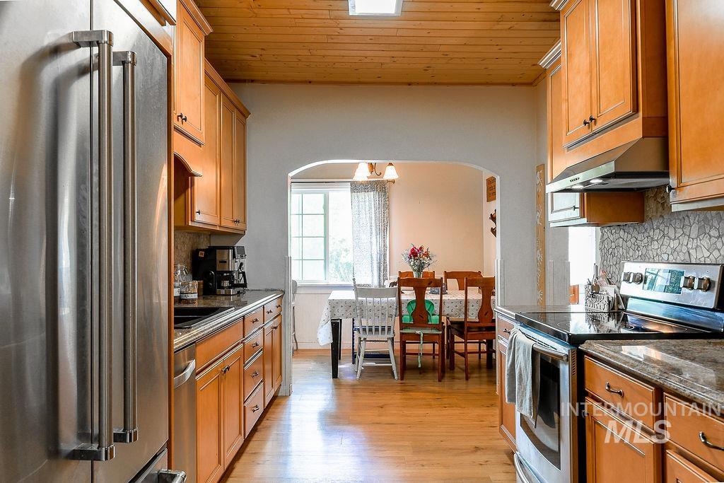 1094 Crumarine Loop Property Photo 12