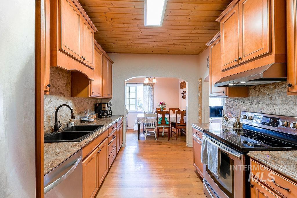 1094 Crumarine Loop Property Photo 13
