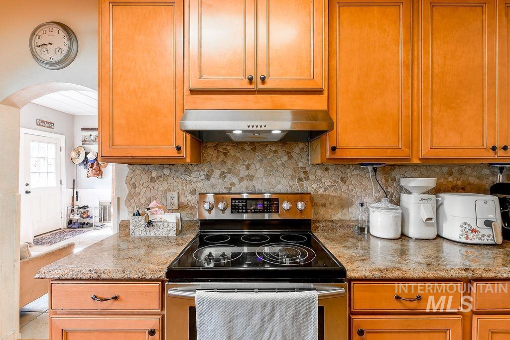 1094 Crumarine Loop Property Photo 14