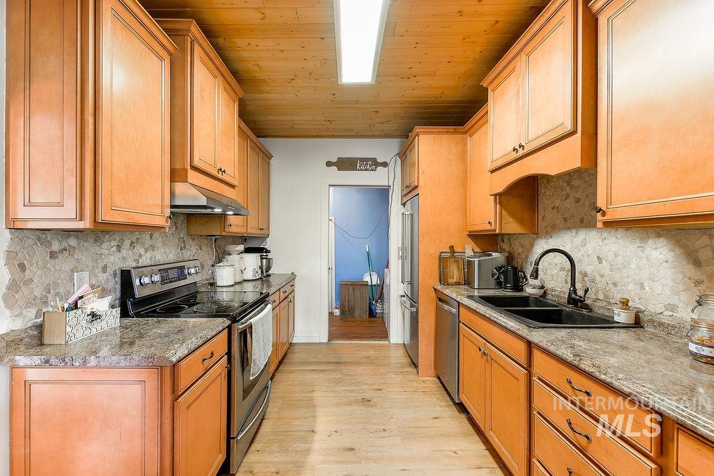 1094 Crumarine Loop Property Photo 15