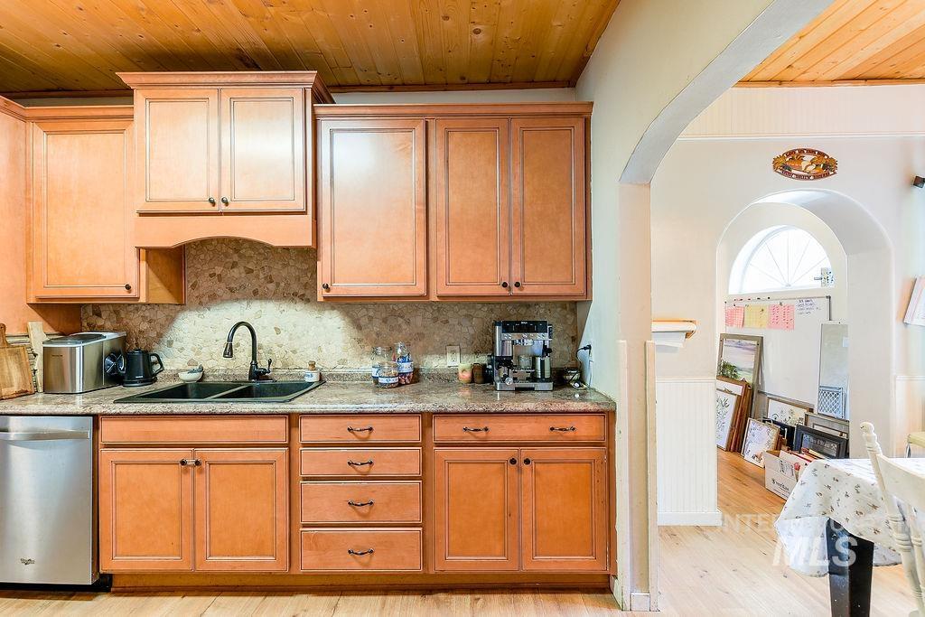 1094 Crumarine Loop Property Photo 16