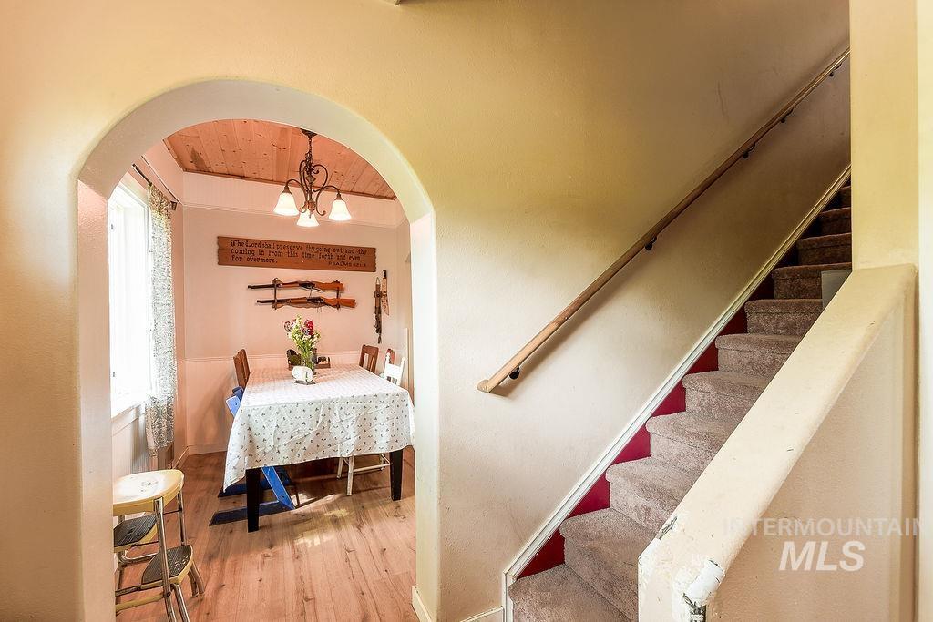 1094 Crumarine Loop Property Photo 18