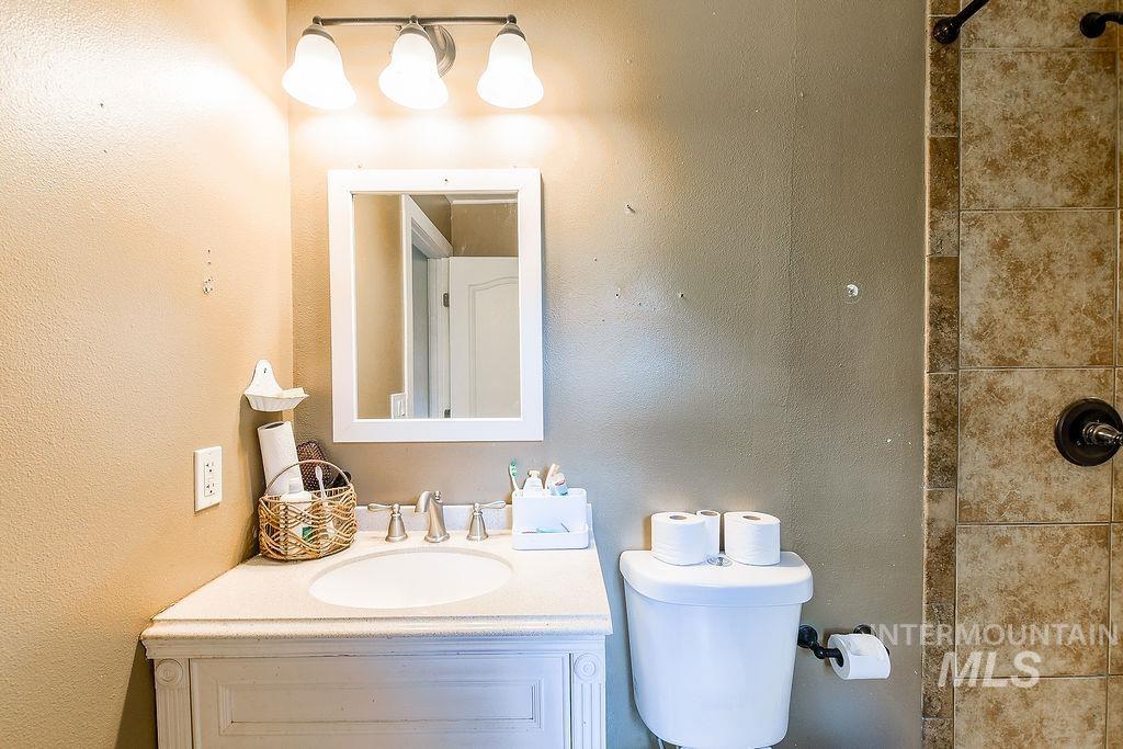 1094 Crumarine Loop Property Photo 19