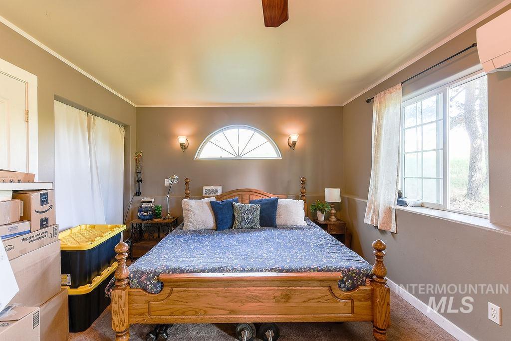 1094 Crumarine Loop Property Photo 21