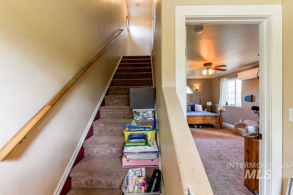 1094 Crumarine Loop Property Photo 24