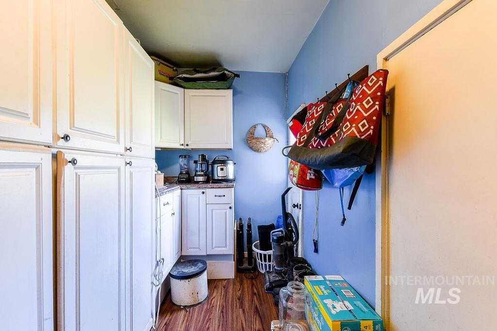 1094 Crumarine Loop Property Photo 35