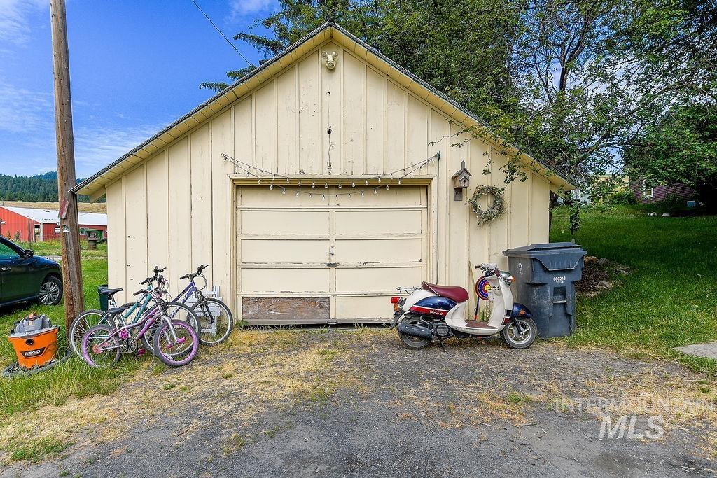 1094 Crumarine Loop Property Photo 37