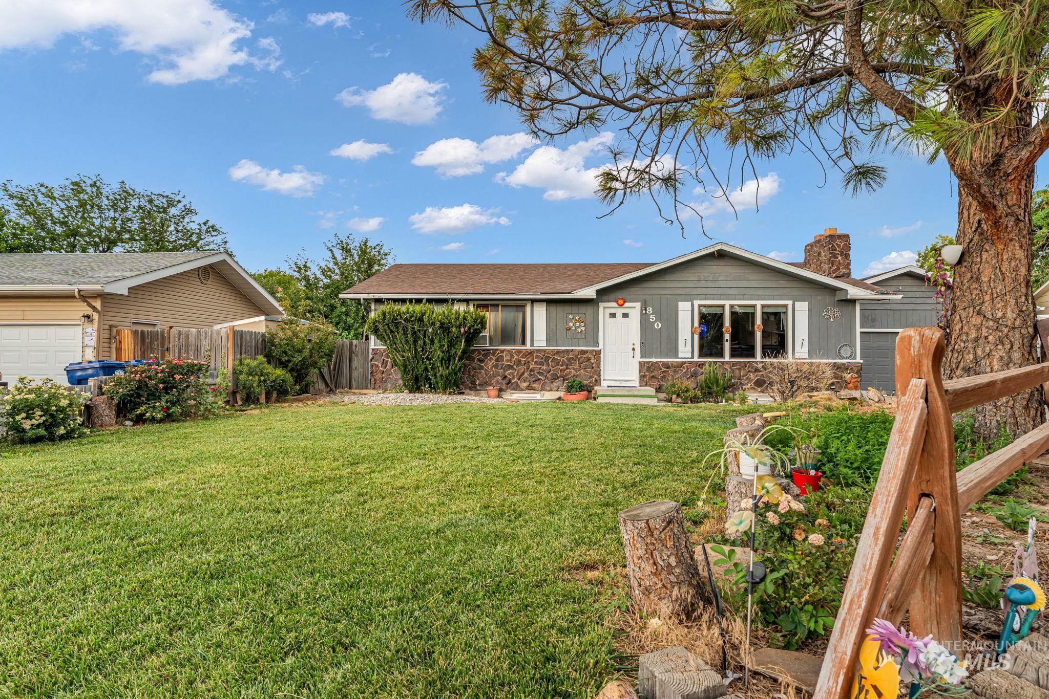 850 Rosewood Dr.