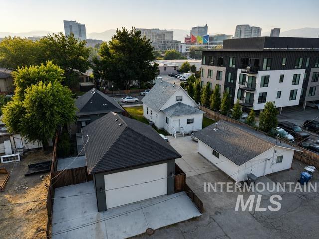 1123 W Lee