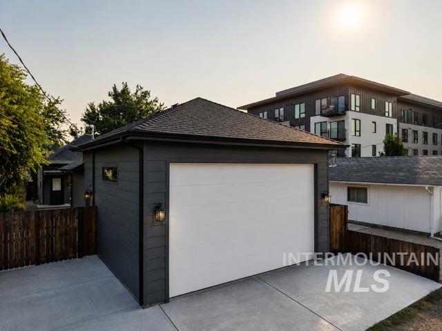 1123 W Lee Property Photo 3