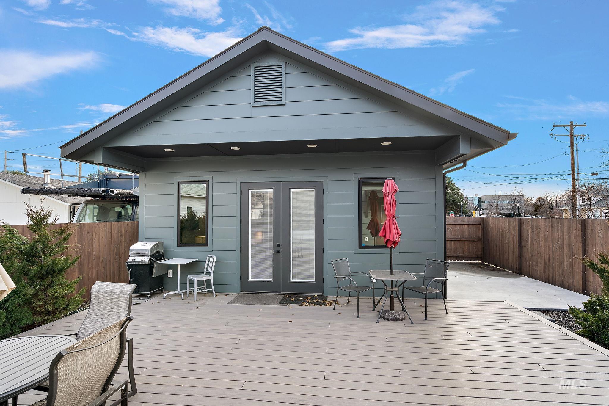 1123 W Lee Property Photo 6