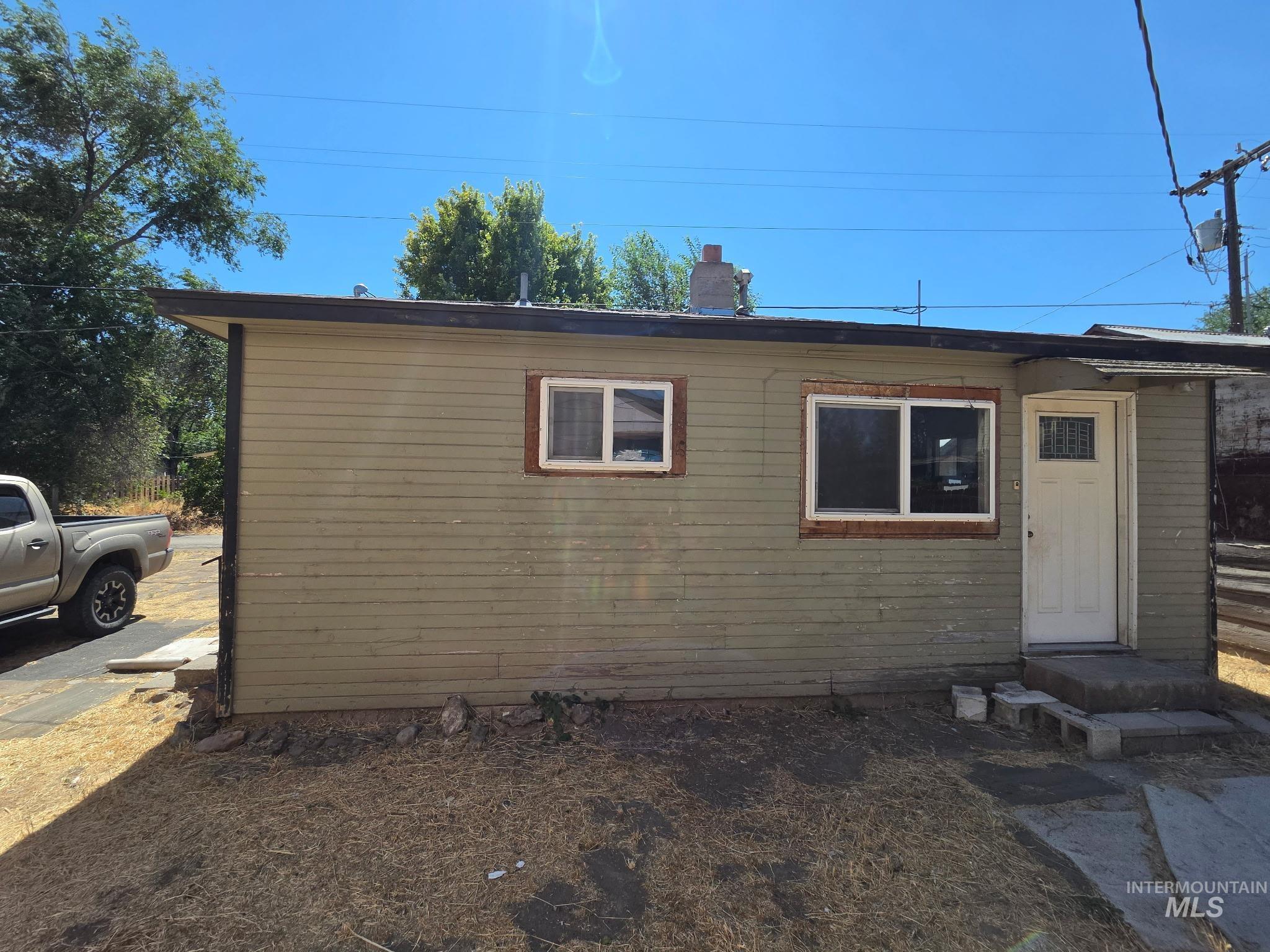225 S 4th E Property Photo 8
