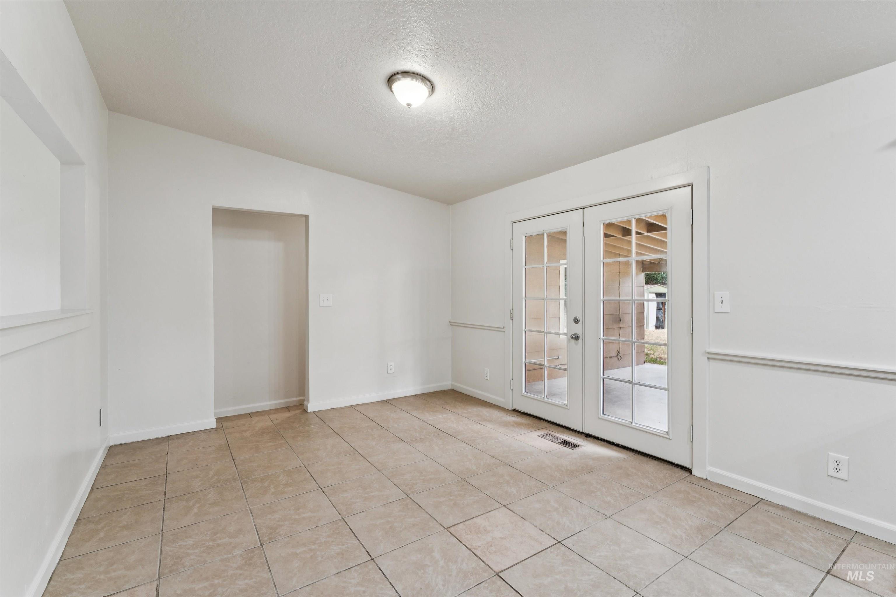 1903 W Lemhi Property Photo 7