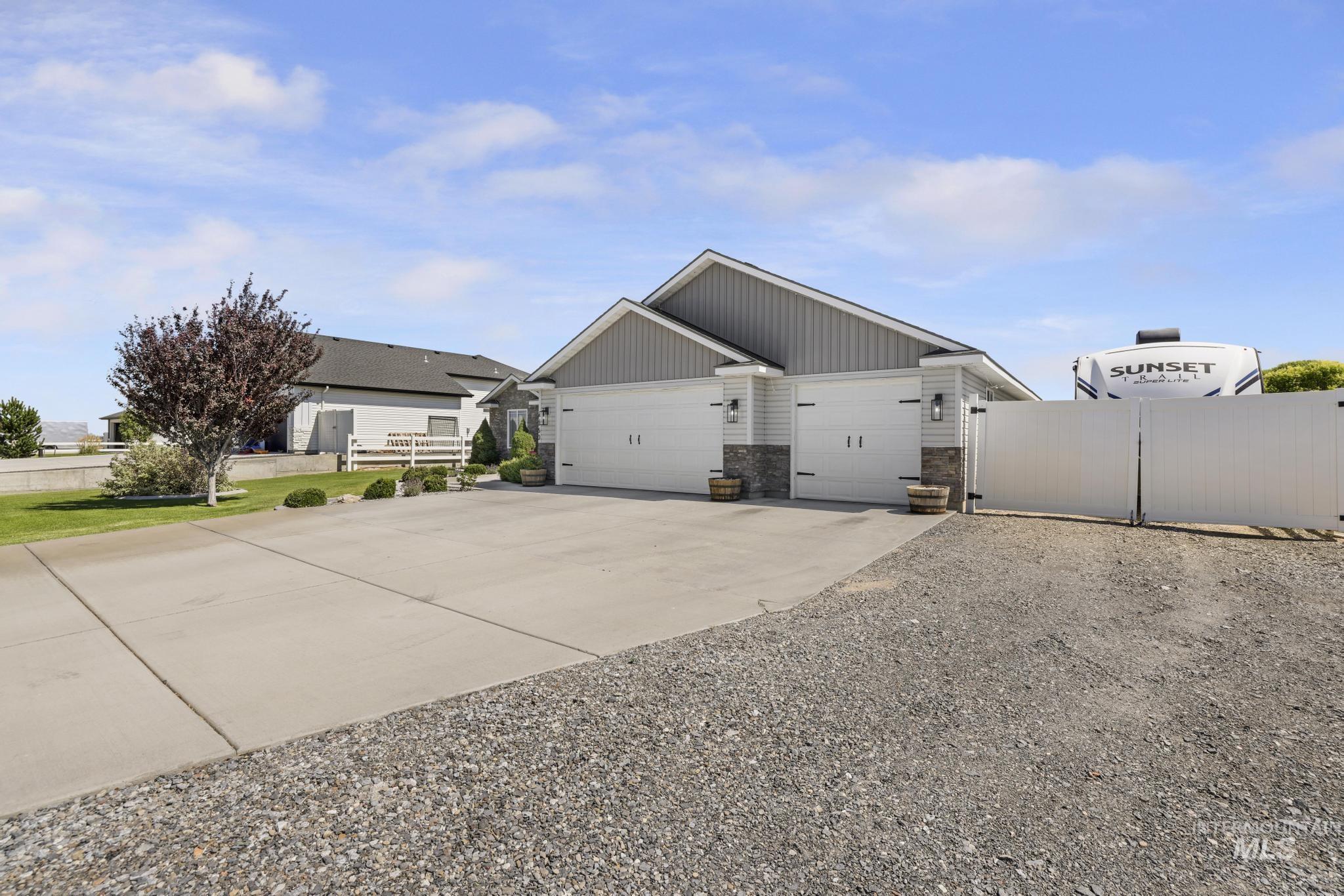 4060 Mountain Vista Ln Property Photo 4