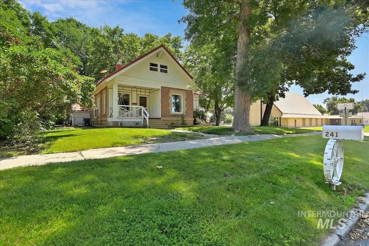 241 S 9th St Property Photo 2