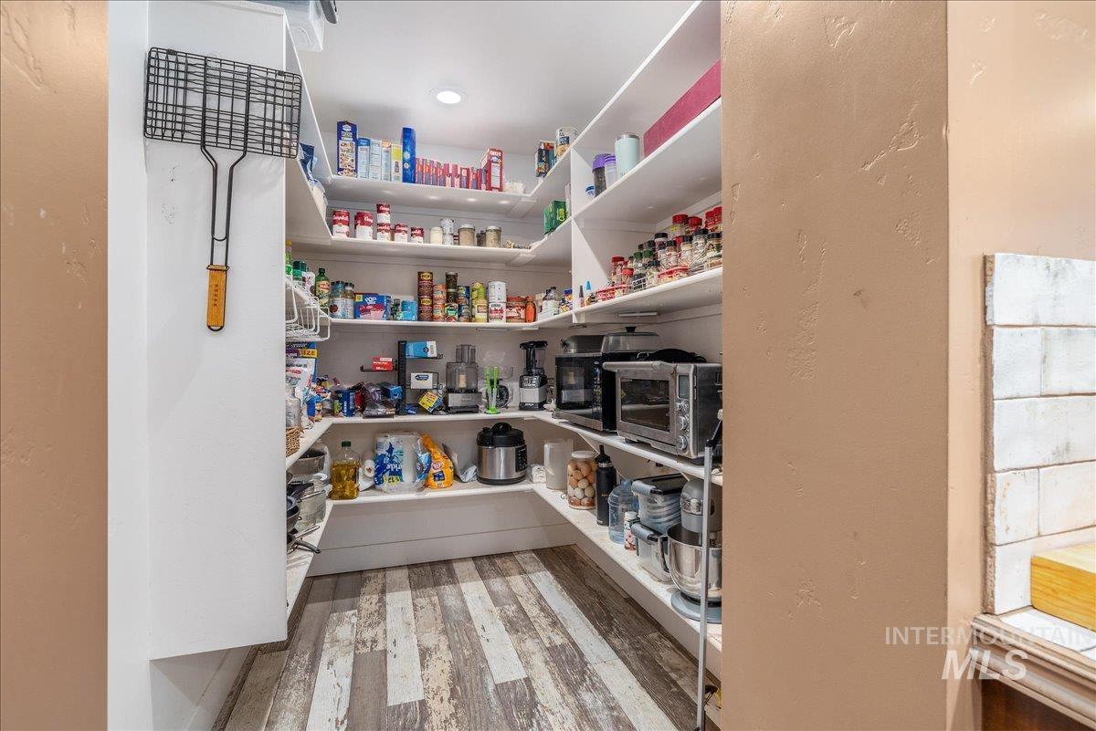 2246 E Locust St. Property Photo 10