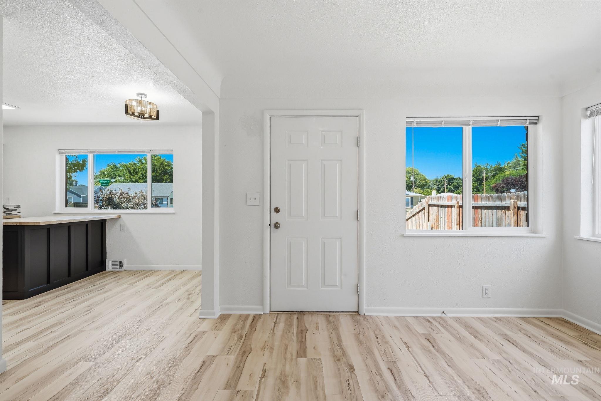 526 W Almond Property Photo 3