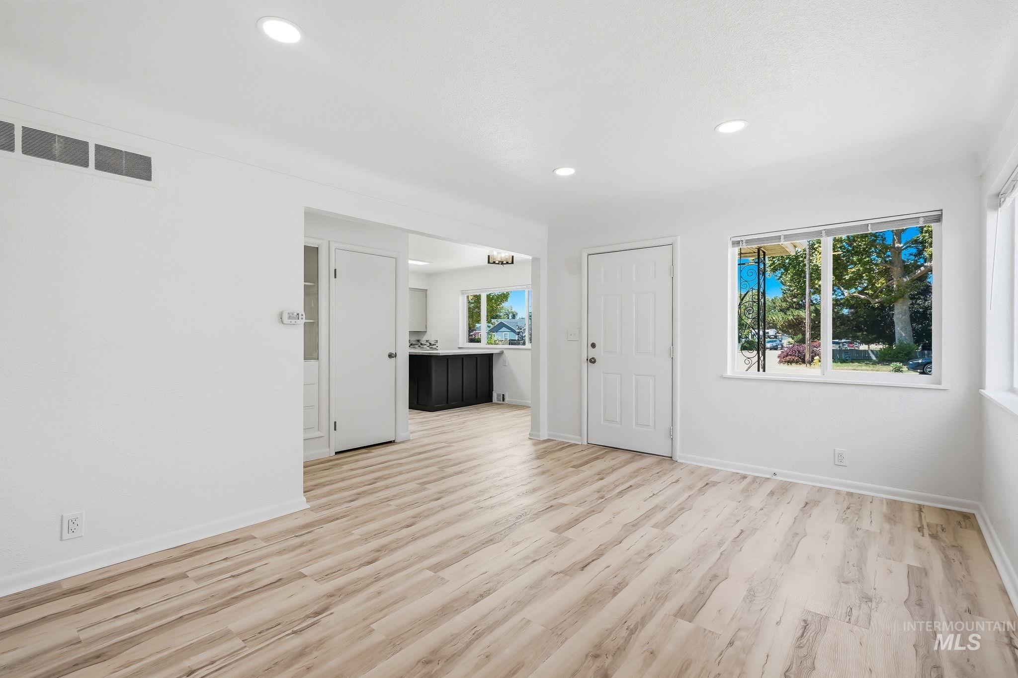526 W Almond Property Photo 4