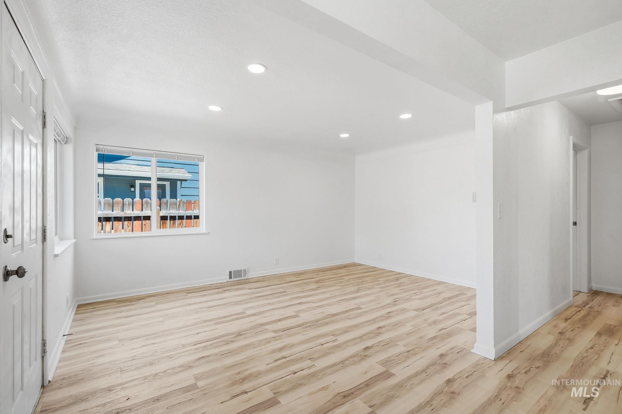 526 W Almond Property Photo 5