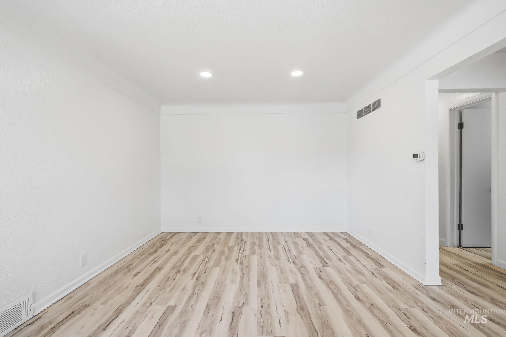 526 W Almond Property Photo 6