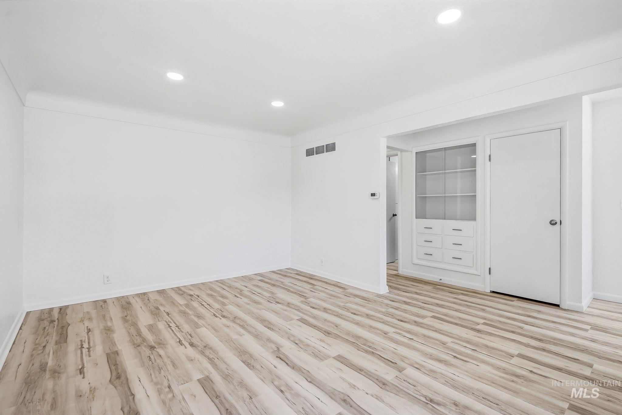 526 W Almond Property Photo 7