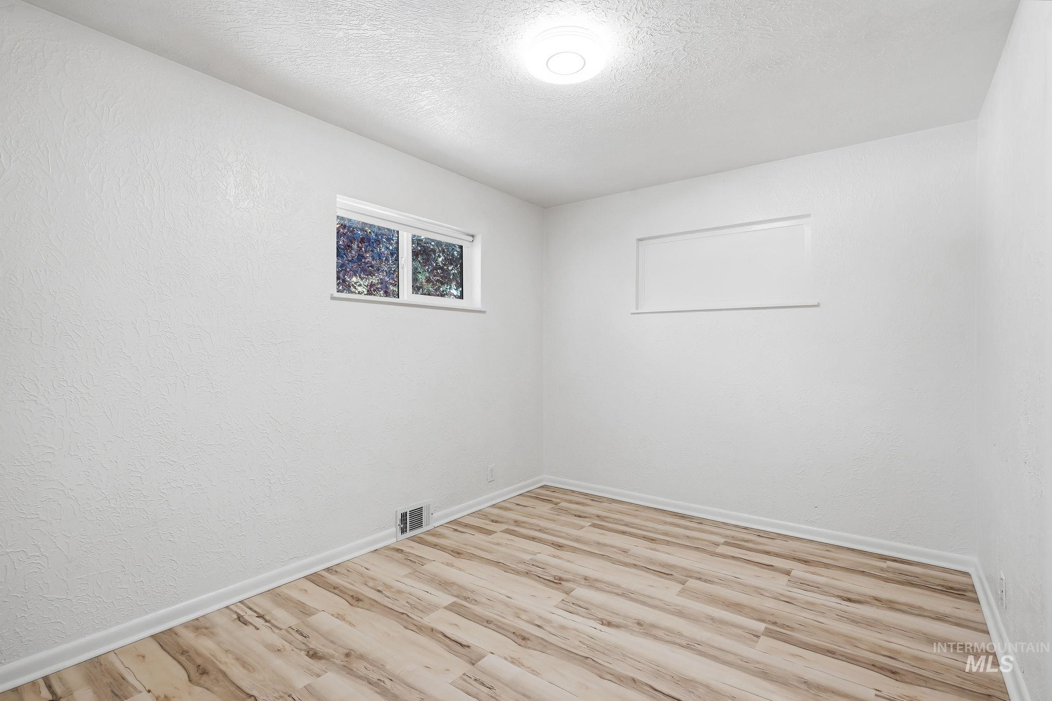 526 W Almond Property Photo 17