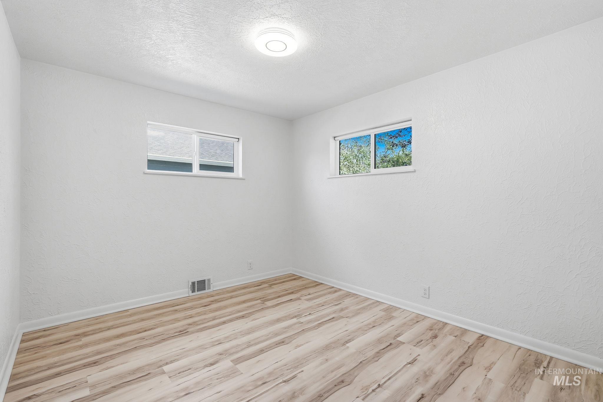 526 W Almond Property Photo 18