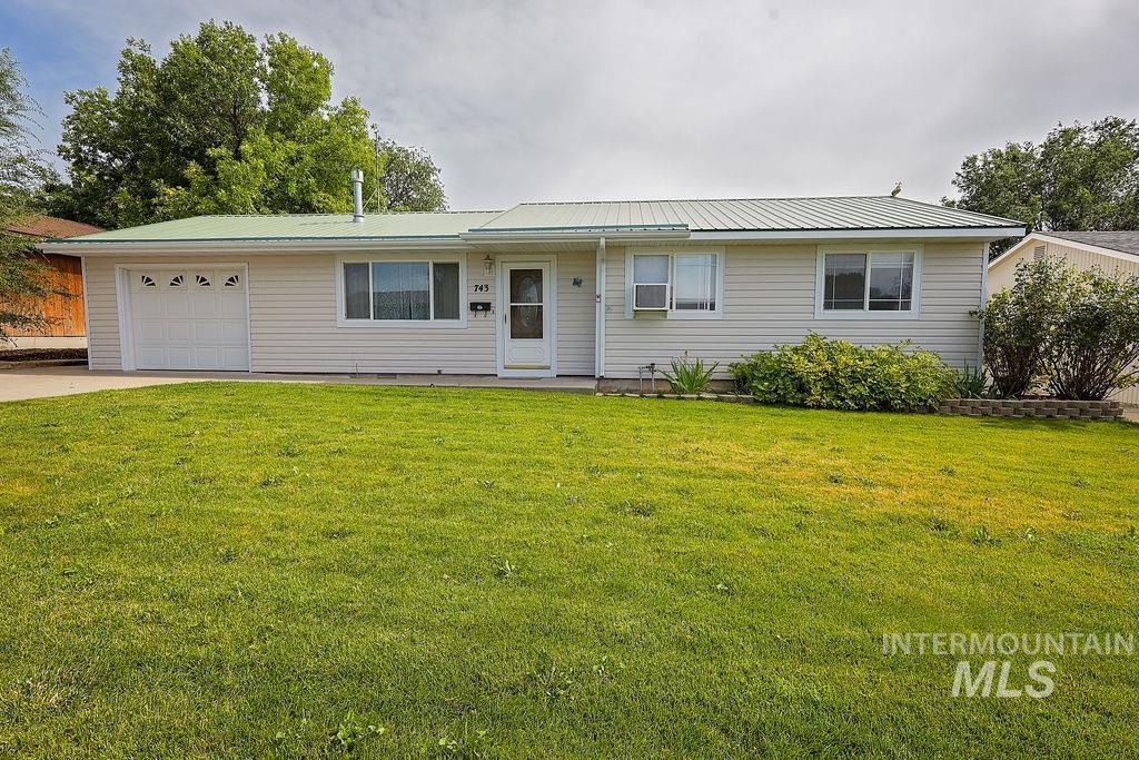 743 20th Ave. E Property Photo 1
