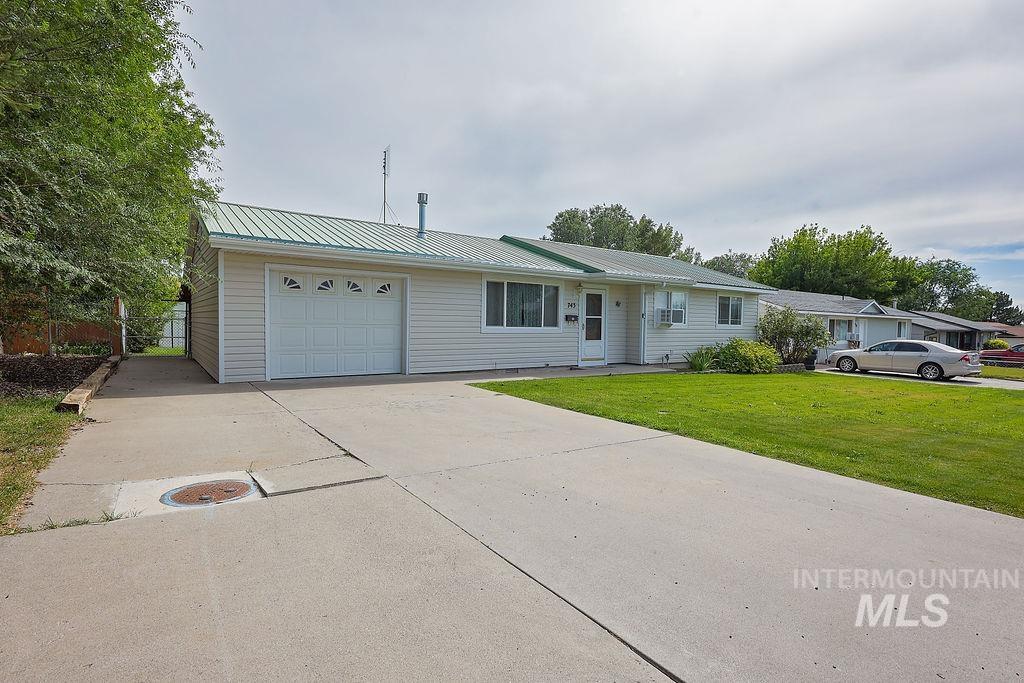 743 20th Ave. E Property Photo 2