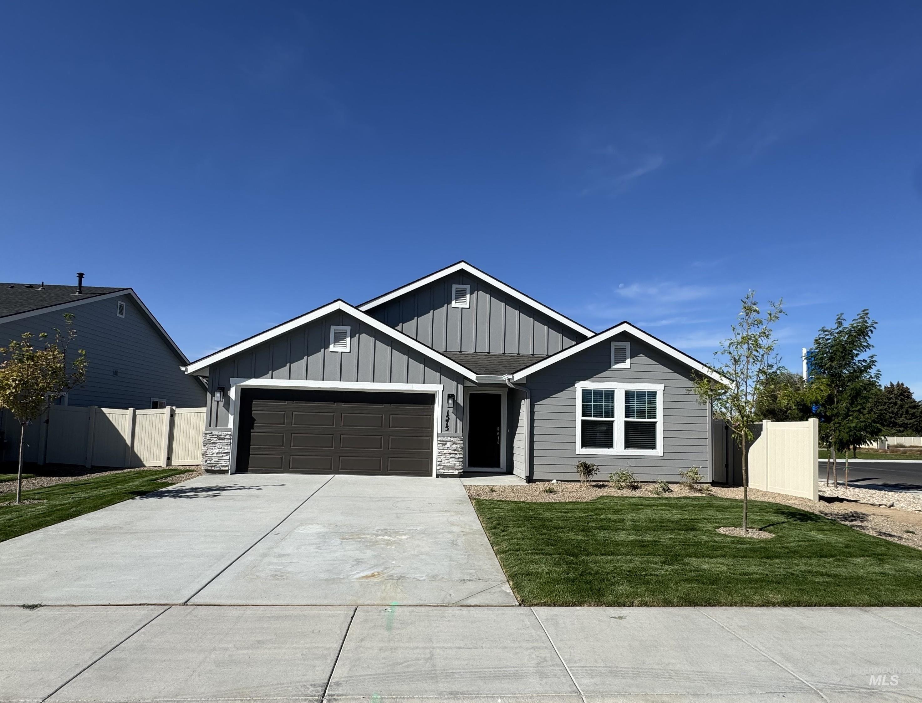 1575 SW Silverstone Ave Property Photo 1