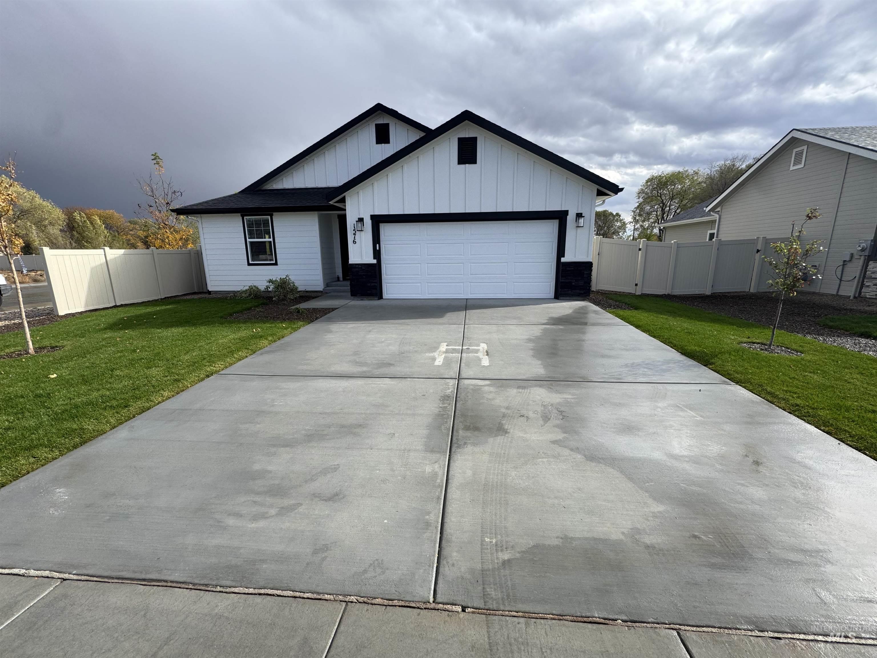 1576 Sw Silverstone Ave Property Photo 1