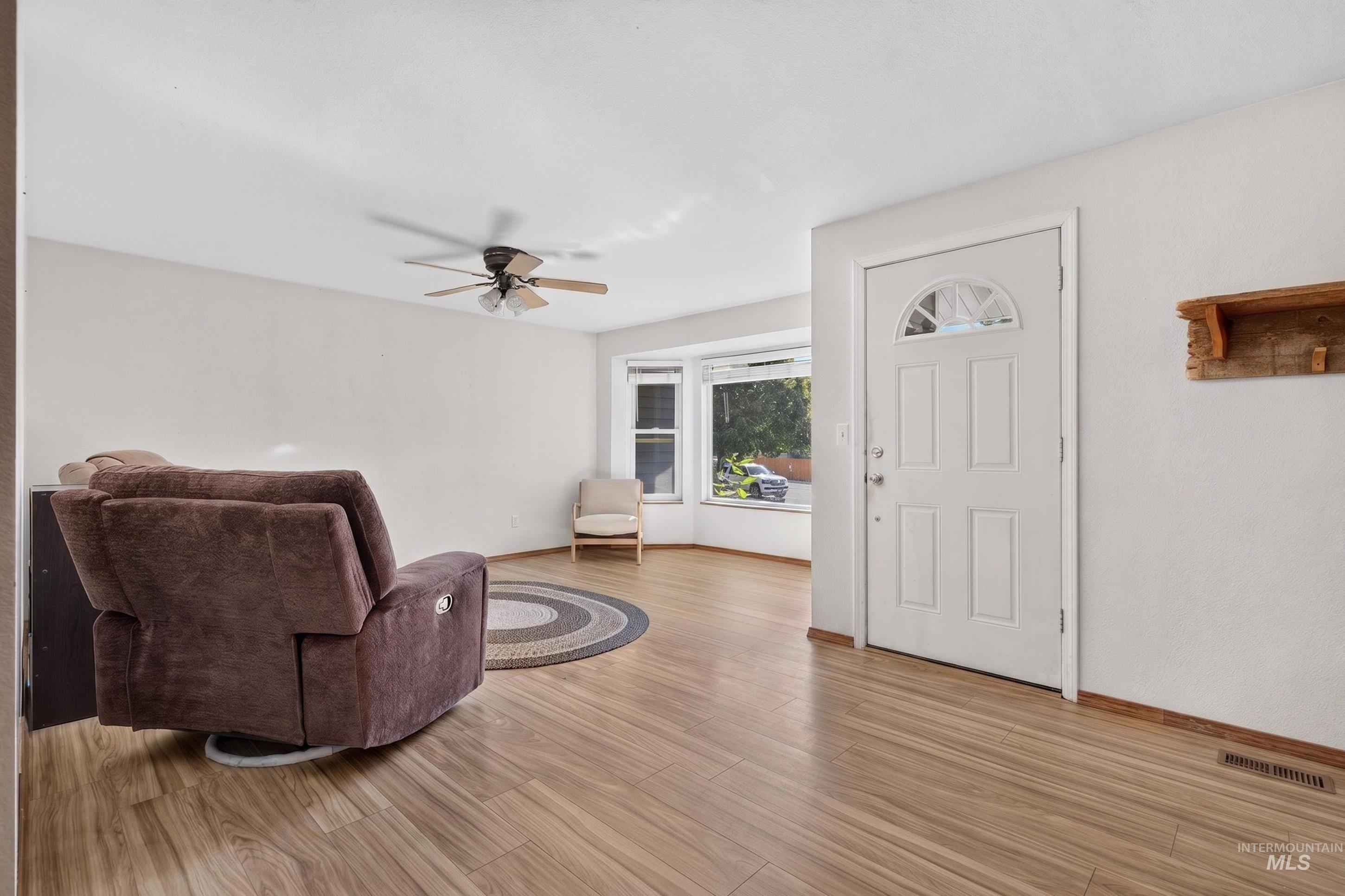 1120 Opal Ct Property Photo 4