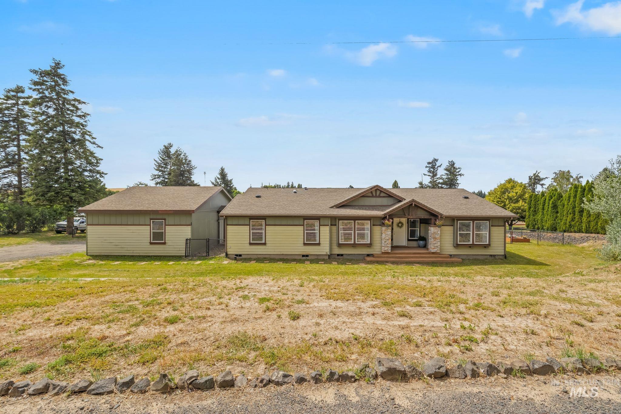 208 S Railroad Ave Property Photo 1