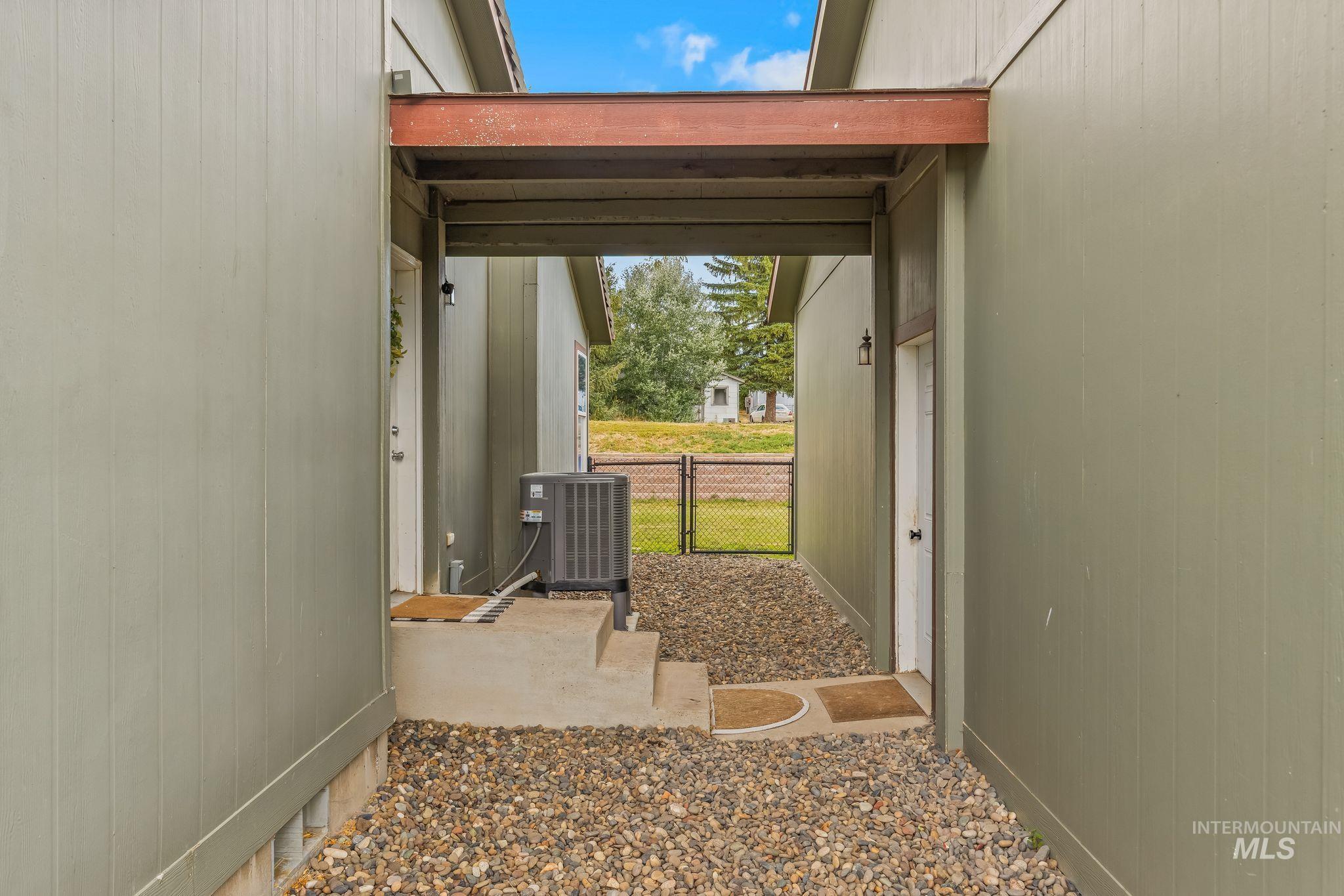 208 S Railroad Ave Property Photo 37