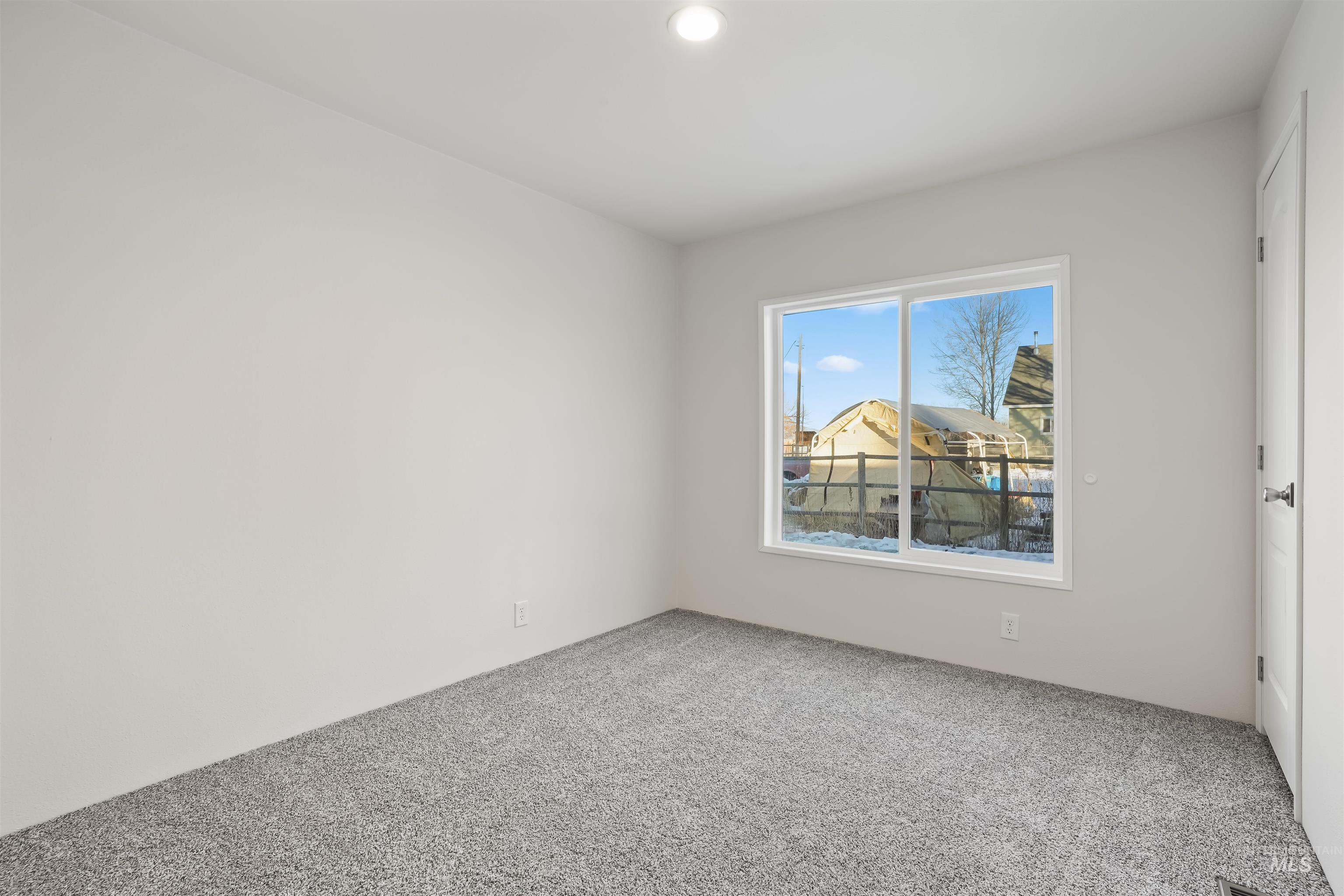 305 E Willow Ave Property Photo 12