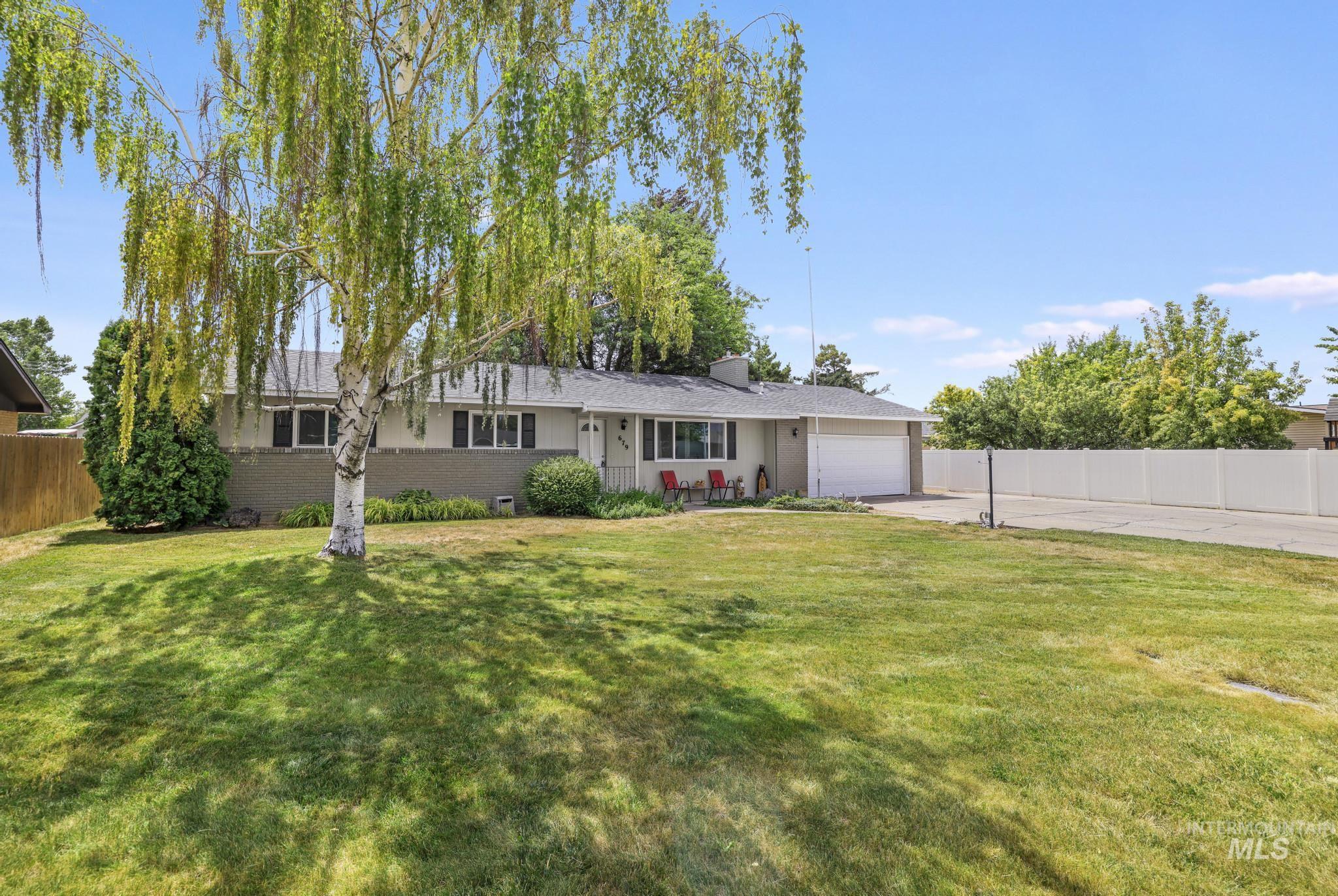 679 Crestview Dr Property Photo 2