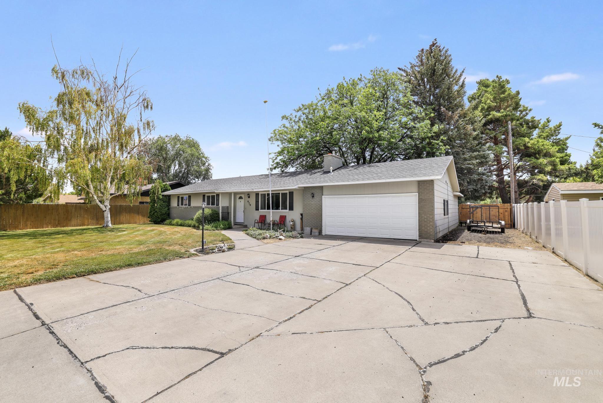 679 Crestview Dr Property Photo 3