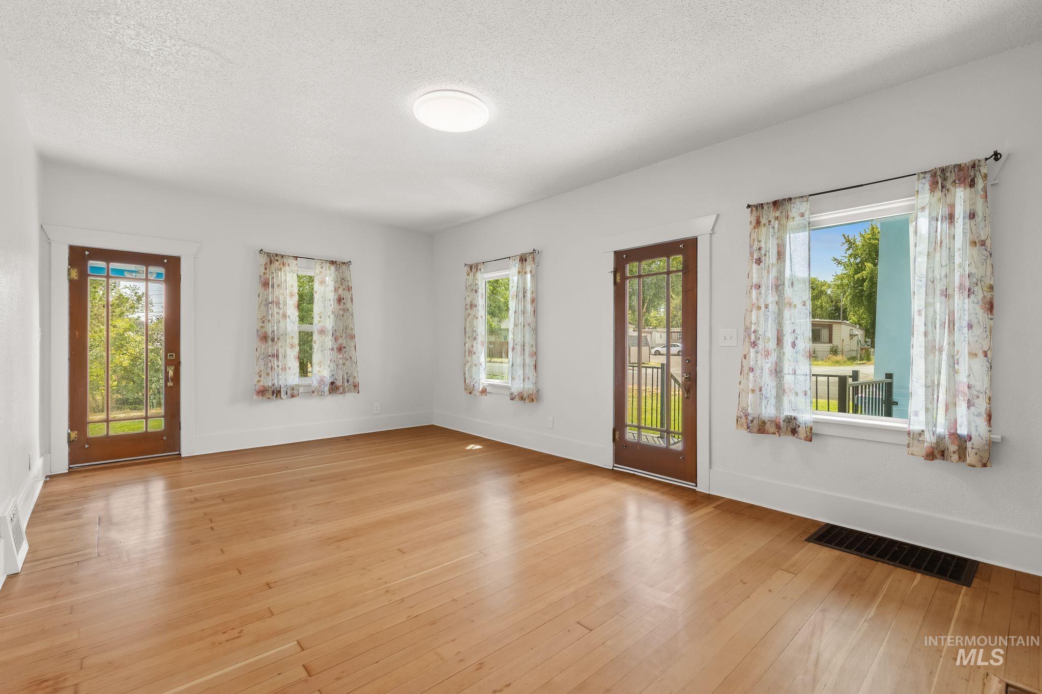 1518 Elm St. Property Photo 16