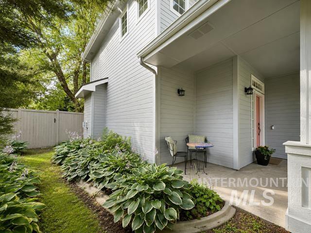 731 E Ridge Dr Property Photo 4