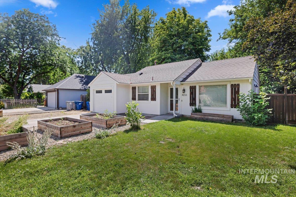 4233 N Tredwell Place Property Photo 1