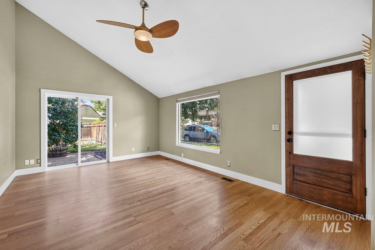 4233 N Tredwell Place Property Photo 3