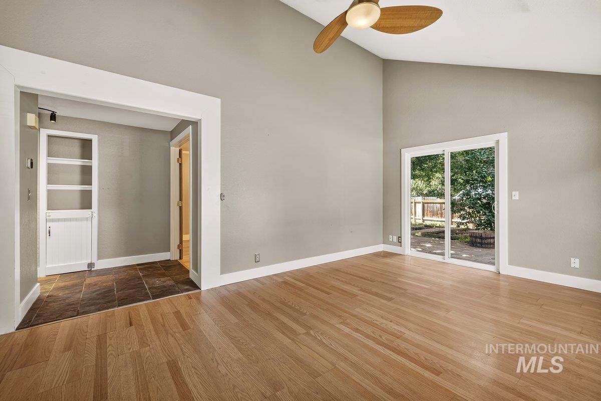 4233 N Tredwell Place Property Photo 8