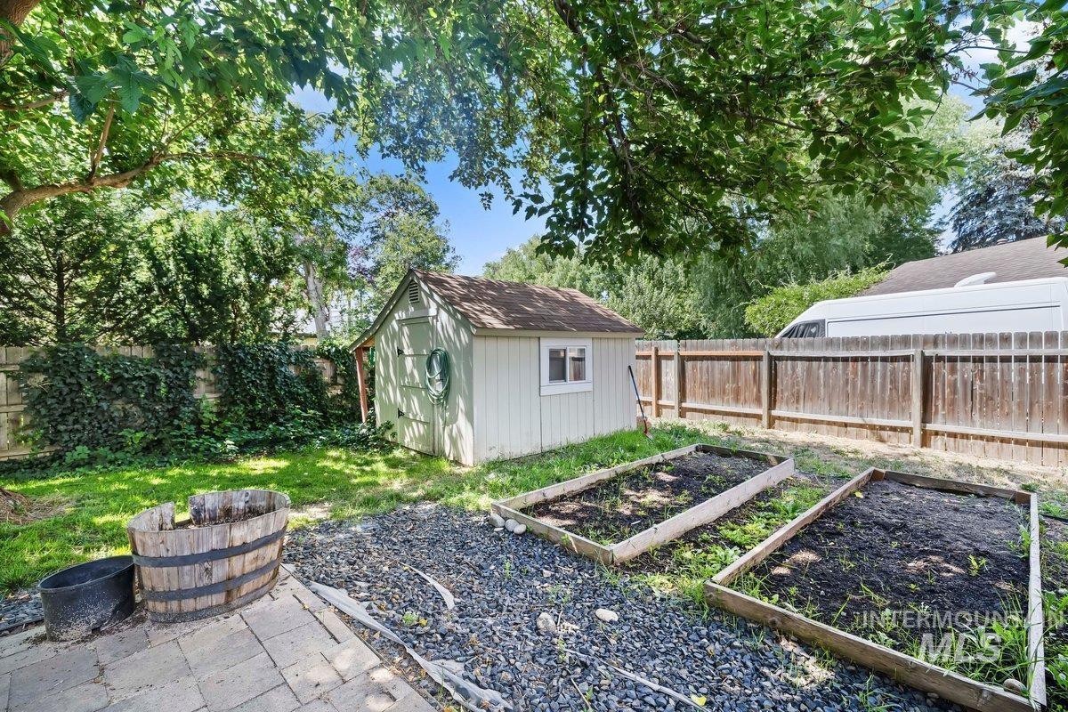 4233 N Tredwell Place Property Photo 17