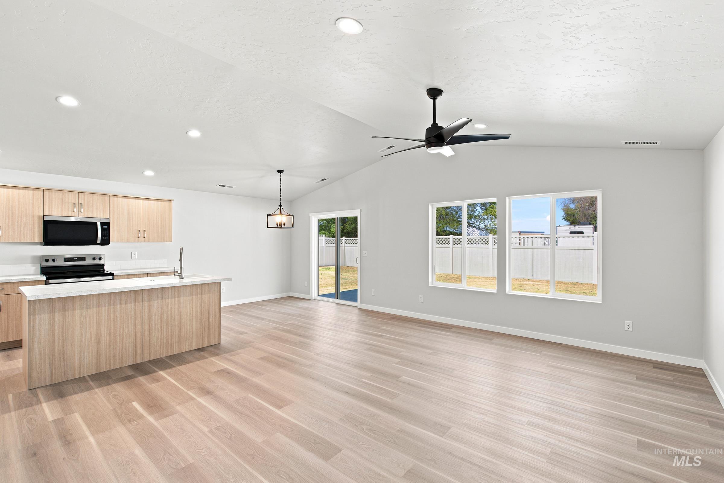 211 W 17th Ave Property Photo 9