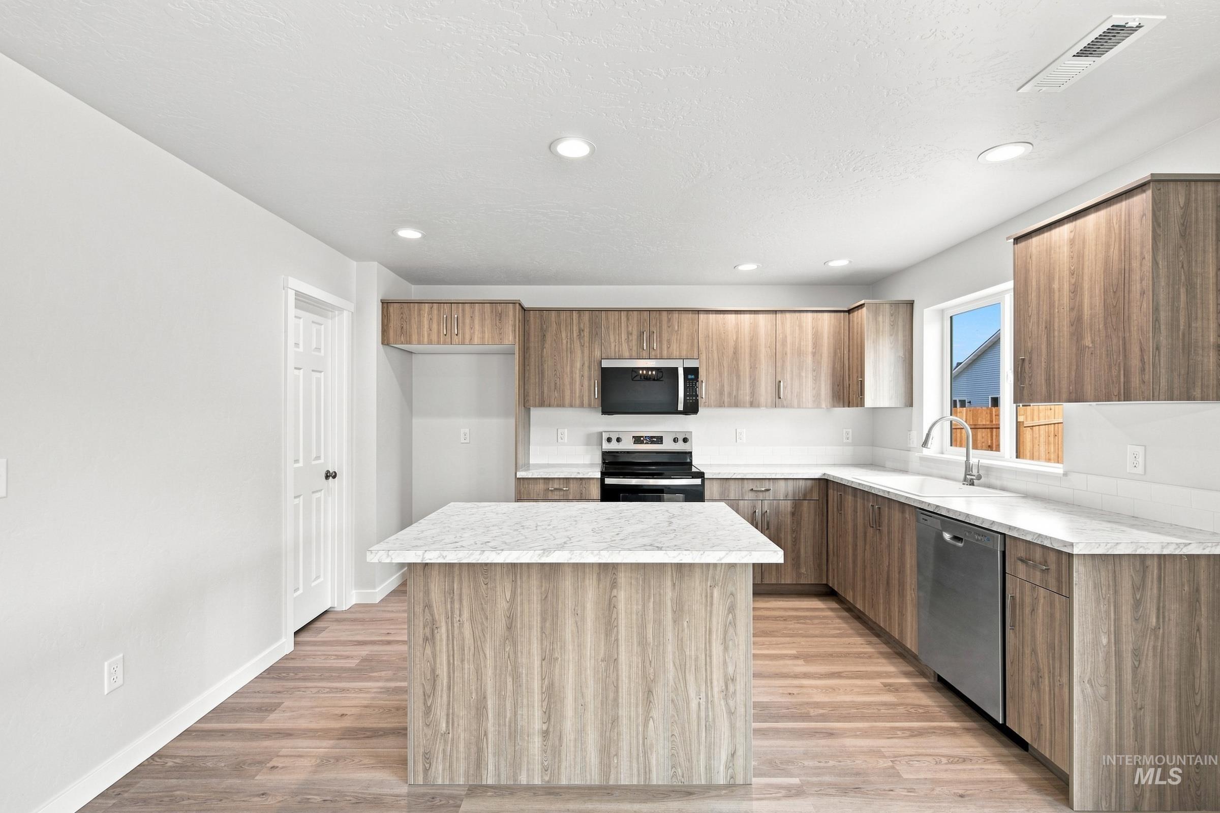 1452 Sunday River St Property Photo 3