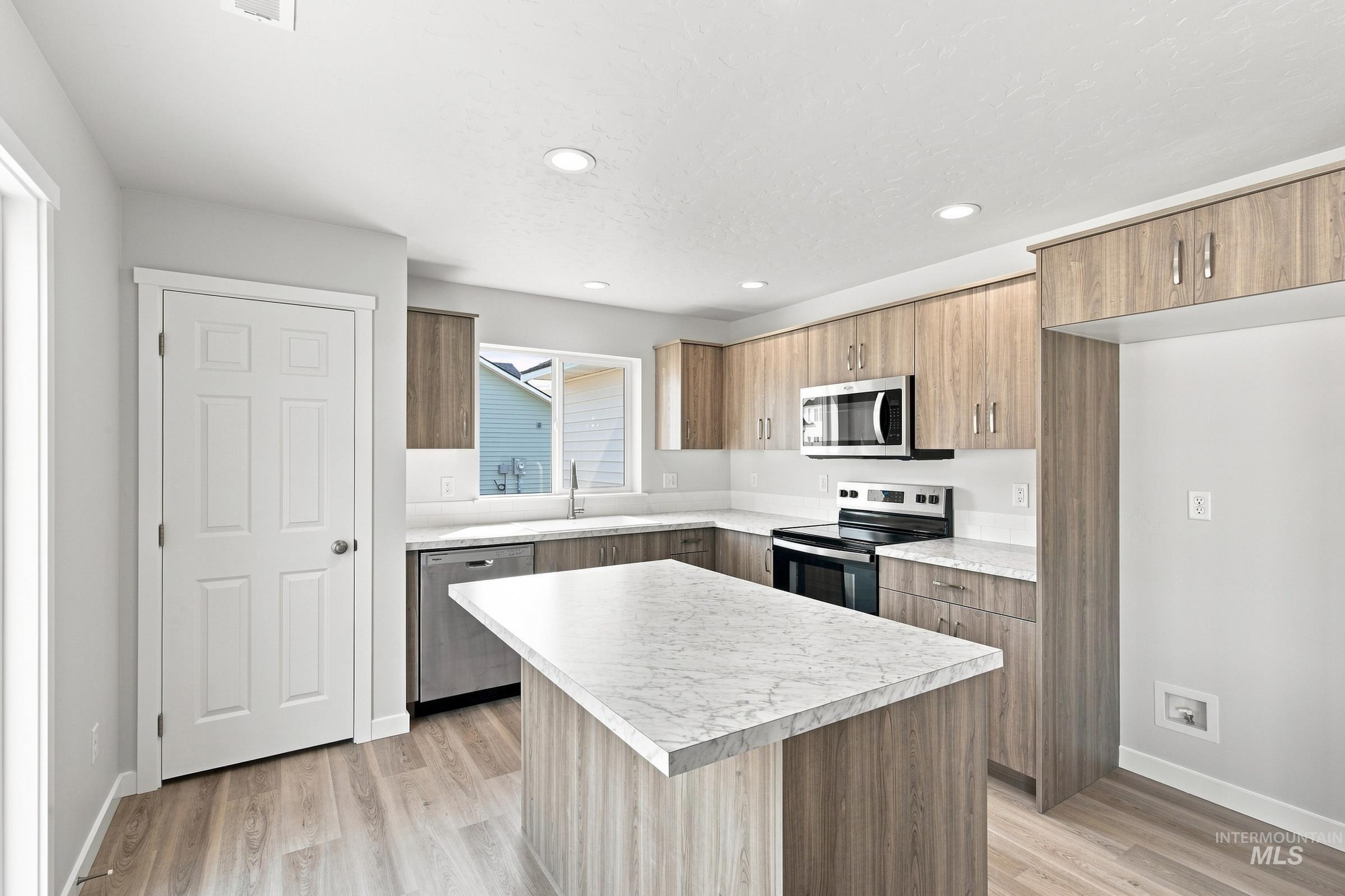 1530 Sunday River St Property Photo 3