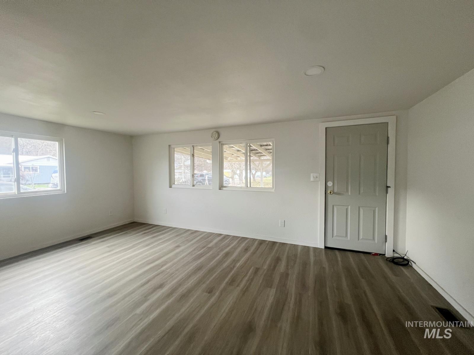 614 Pine Ave Property Photo 3