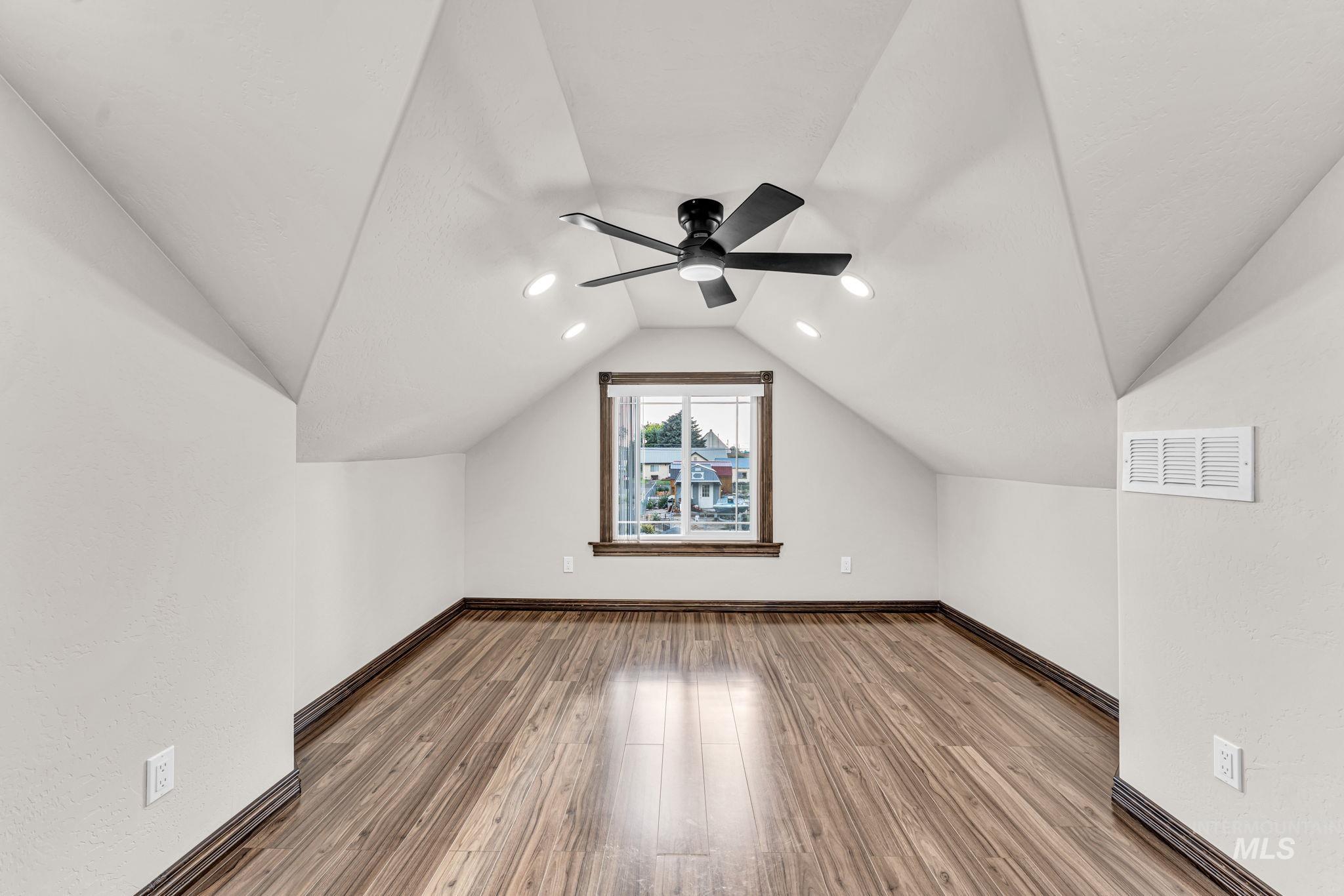 210 Oregon St Property Photo 38