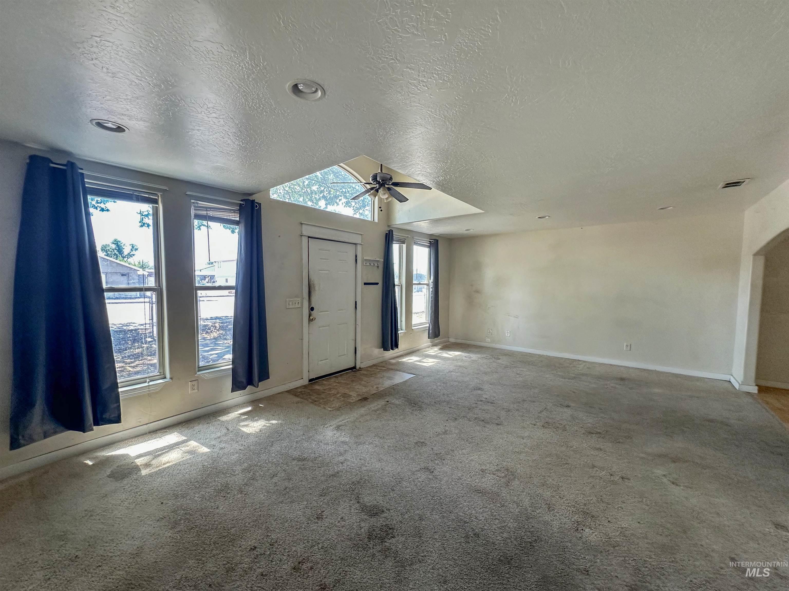 306 Illinois Ave Property Photo 6