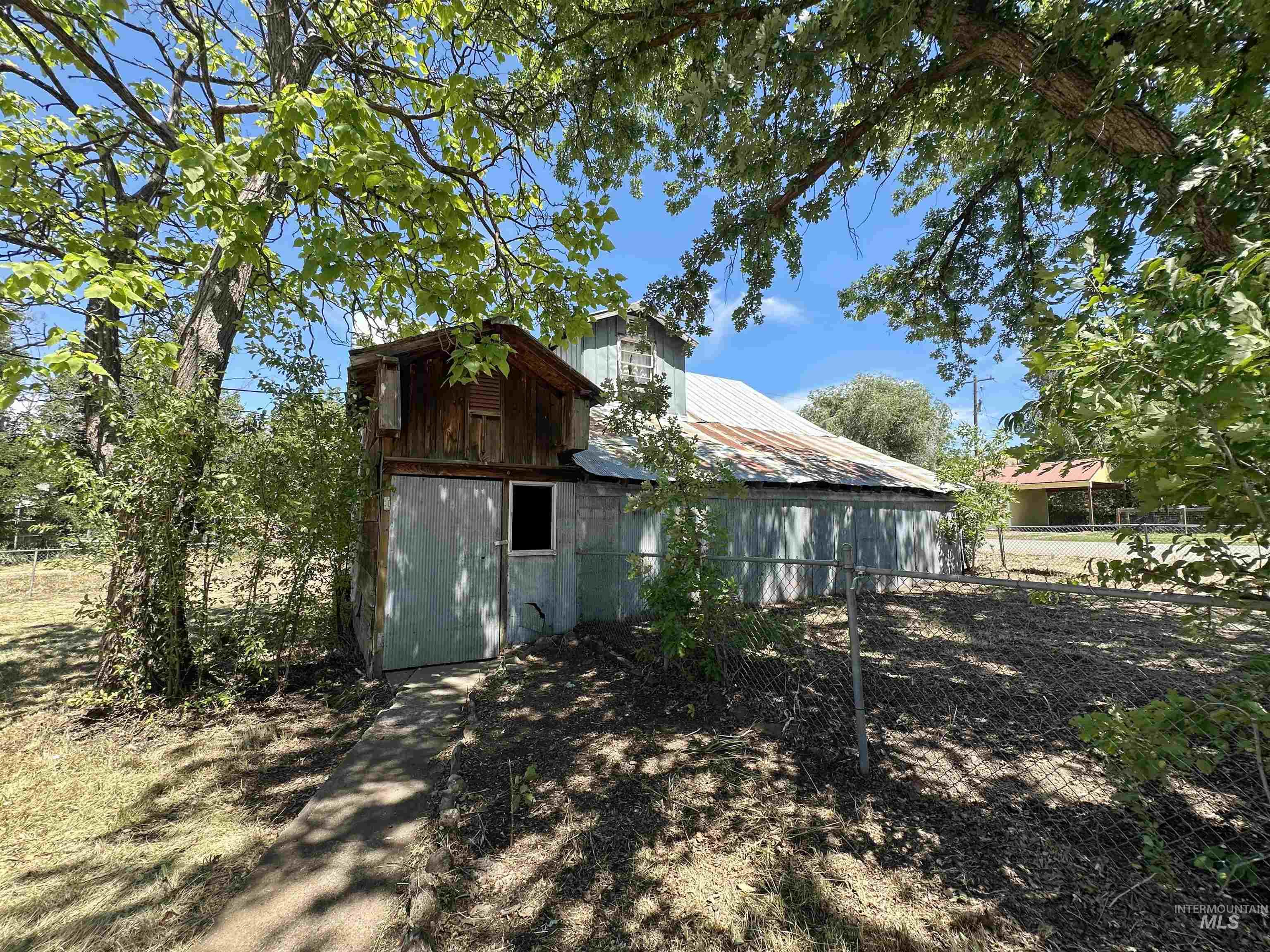 306 Illinois Ave Property Photo 18